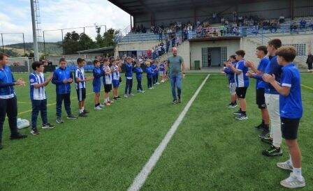 Pasillo al entrar al campo de fútbol. R.A.