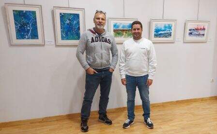 El artista y el concejal, a la derecha, en Suances.