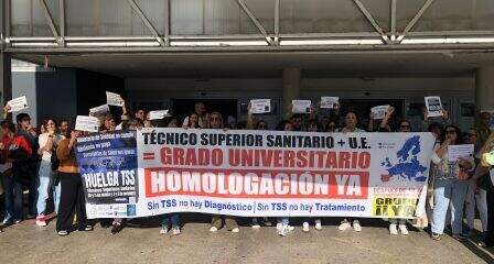 Un momento de la concentración con la pancarta.