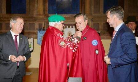 Colocación de la insignia al periodista.