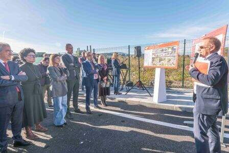 Explicaciones del proyecto a los asistentes.