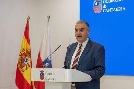 El consejero de Fomento, Roberto Media (PP), en rueda de prensa.
