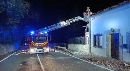 Los Bomberos trabajan en la vivienda.