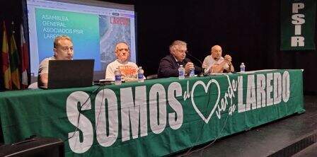 Mesa presidencial de la reunión en la Casa de Cultura de Colindres. R.A.
