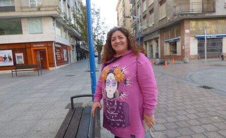 La presidenta en el centro de Santoña. R.A.