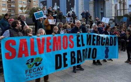 Manifestantes con la pancarta.