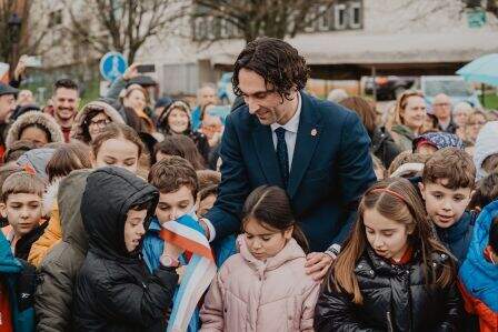 El alcalde Javier Fernández con los escolares.