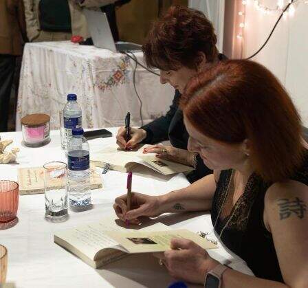 Firma de ejemplares en el acto. @gfot.o