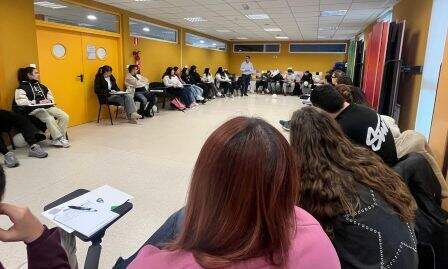 El alcalde visitó a los alumnos.