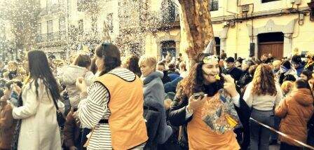 Celebración en la puerta del instituto. R.A.