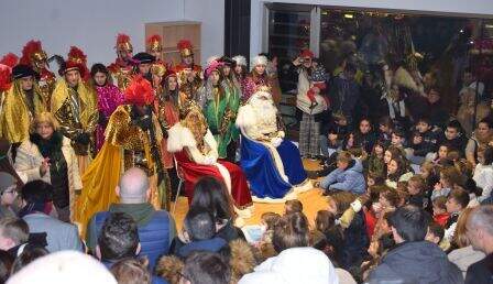 Los Reyes magos atienden a los niños.