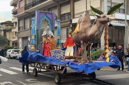 Otra de las carrozas en el desfile. Facebook Ayuntamiento de Laredo