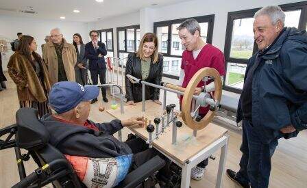 Los políticos dialogaron con los usuarios del centro.