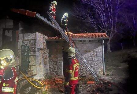 Cabaña afectada por el fuego.