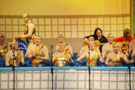 Nadadoras sincronizadas sobre el escenario.