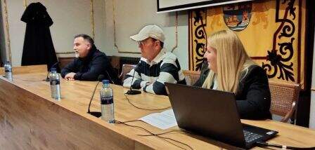 'Mamel' junto al alcalde y la concejala de Festejos.