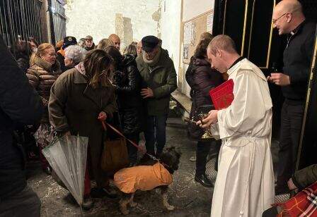 Un momento de la bendición en Bezana.