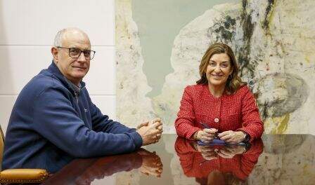 Reunión entre la presidenta regional y el alcalde de Arredondo.