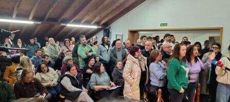 Vecinos en el salón de Plenos. R.A.