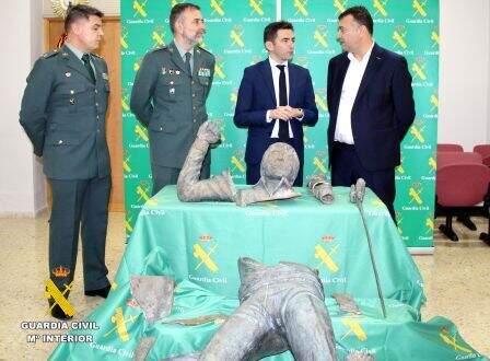 La escultura es de bronce y se robo y preparó para su venta.