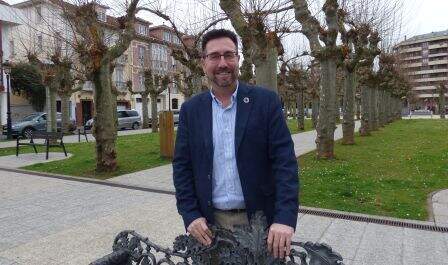 El mandatorio municipal en el exterior del Ayuntamiento. R.A.