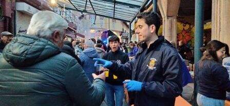 Los vecinos en la Plaza del Mercado.