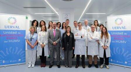 Autoridades políticas y profesionales sanitarios en el acto.