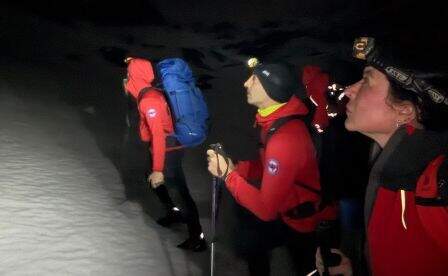 El equipo de rescate y el esquiador tuvo que pernoctar.