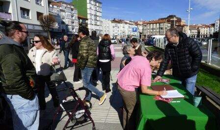 Recogida de firmas de Vox. R.A.