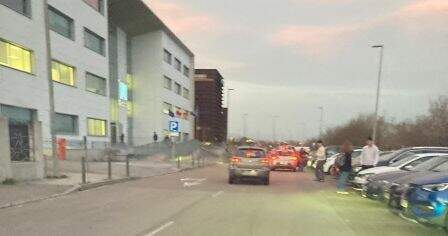 Coche en la entrada a la Universidad.