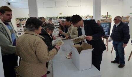 Reparto del programa festivo a los vecinos. R.A.