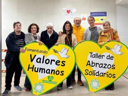 Participantes en el taller de abrazos.