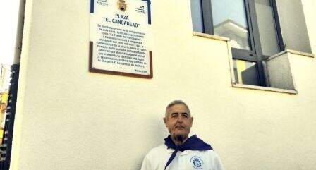 Andrés Marcos Romo junto a la placa. R.A.