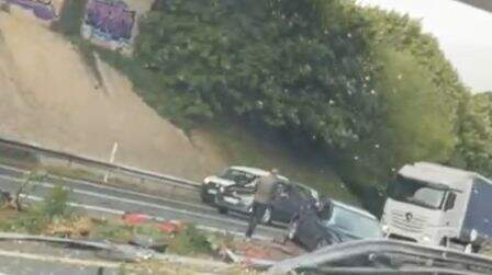 Coche en la mediana.