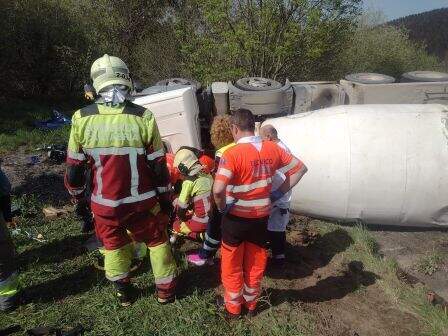 Un momento del excarcelamiento del conductor.