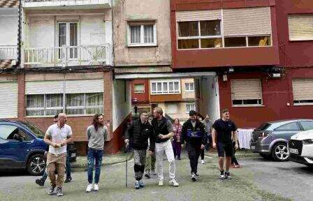 Felipe Piña con los vecinos.