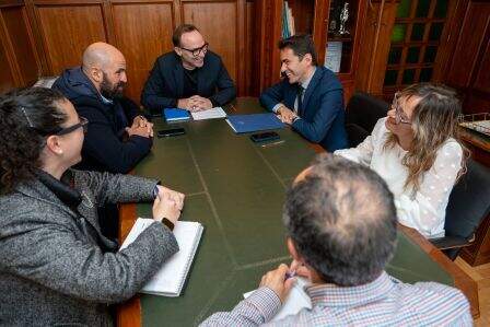 Asistentes a la reunión en el Ayuntamiento.