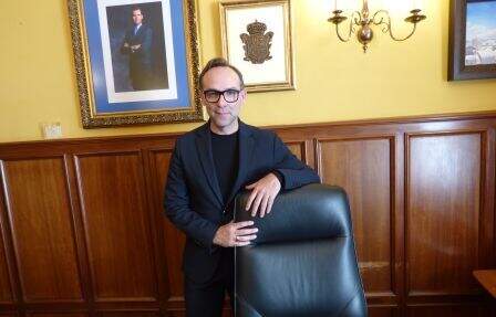 El regidor municipal en su despacho. R.A.