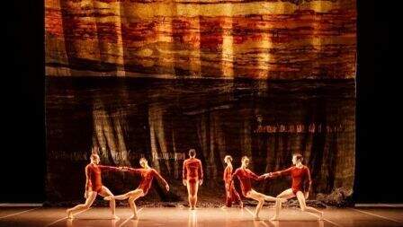 Los bailarines sobre el escenario.