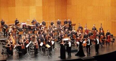 La orquesta no utilizó frac.