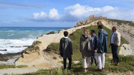 Las autoridades políticas en la playa.