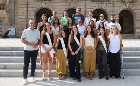 El alcalde con la Reina y las Damas.