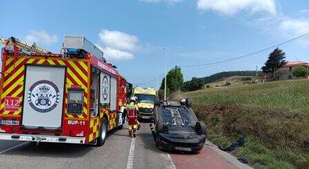 Coche volcado.