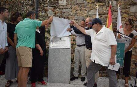 Descubrimiento de la placa conmemorativa.