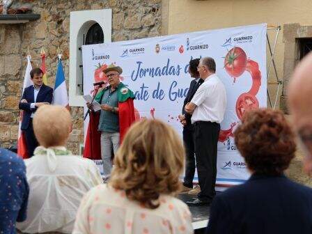 Las autoridades políticas con el distinguido en el acto.