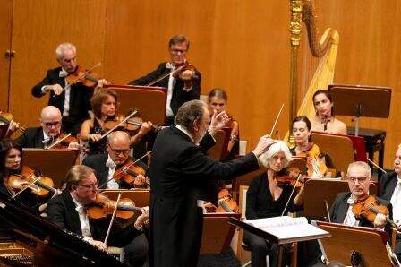 El director durante el concierto.