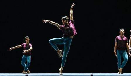 Los bailarines masculinos sobre el escenario.