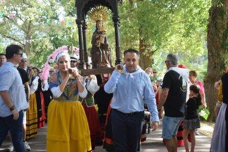 El alcalde porta la imagen de la virgen.