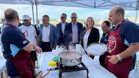Acto gastronómico en el puerto pesquero.