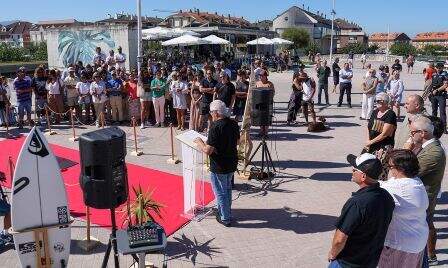 Asistentes al acto en Somo.